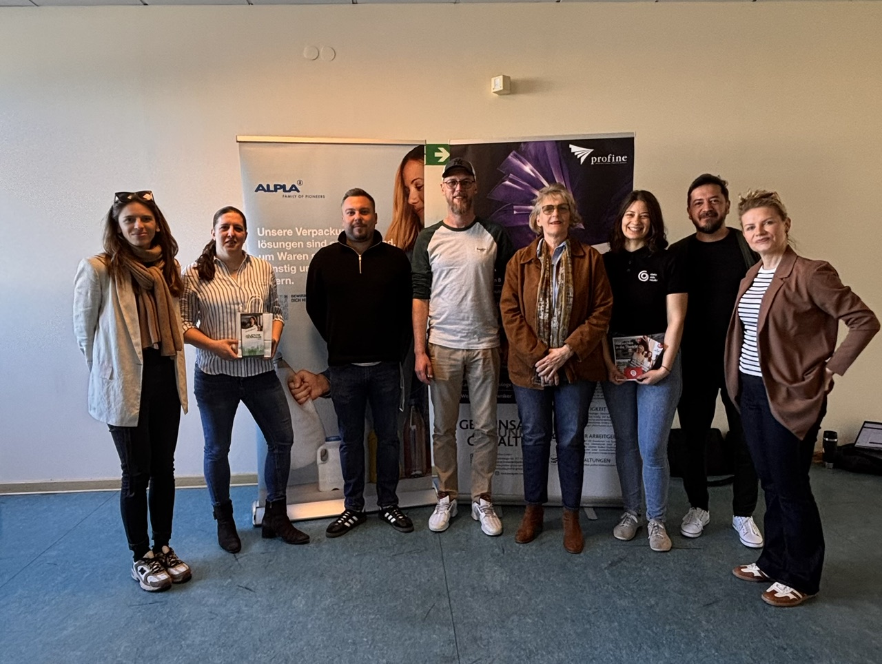 v.l.n.r.: Ivana Tomik, Berufsberaterin der Arbeitsagentur Süd; Bianca Schöne, Filter Müller GmbH; Maurice Rau ALPLA Group; Marcel Schneider, Profine Group; Gabriele Isenberg, UnternehmensNetzwerk Motzener Straße e.V.; Nathalie Baier, Obeta - Oskar Böttcher GmbH & Co.KG; Cem Kiraz, BSO Koordinator Solling-Schule; Stefanie Werner, Profine Group